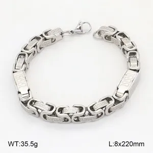 Gros plan détaillé du bracelet de chaîne en acier inoxydable lourd aux motifs géométriques.