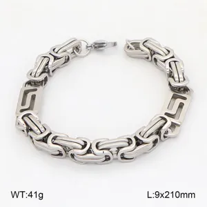 Gros plan sur le bracelet en acier titane pour homme avec motif géométrique et fermoir solide.