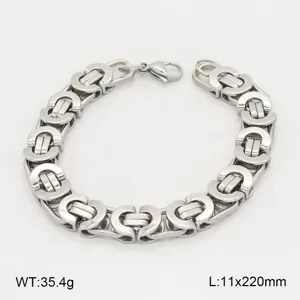 Vue détaillée du bracelet en maille byzantine en acier inoxydable lourd, finition polie.