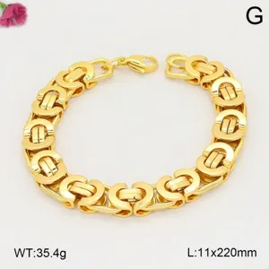 Vue detaillee du bracelet en acier inoxydable pour hommes plaque or imitation maille byzantine.