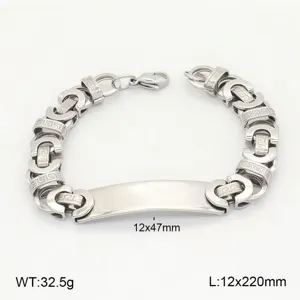 Vue détaillée de bracelet en acier titane, montrant la plaque ID lisse et le motif de maillons.