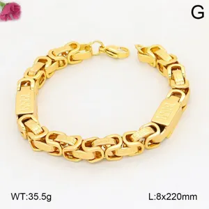 Gros plan sur le bracelet en acier titane plaqué or avec des motifs de clés grecques classiques.