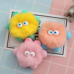 Vista detallada del clip de ventilación de coche monstruo esponjoso, decoración pompón.