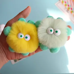 Clip de ventilacion de coche pompon esponjoso lindo monstruo detalle vista cercana