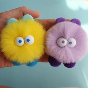 Primer plano detallado de clips de ventilación de coche monstruo pompón esponjoso con grandes ojos lindos.