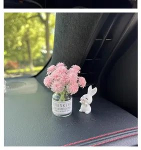 Mini adorno para salpicadero de coche con flores artificiales rosas y conejito.