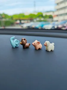 Detailansicht niedlicher Tier-Auto-Armaturenbrett-Dekorationsfiguren, Heilung Harzspielzeug.