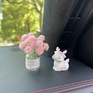 Bonito juego de adorno para salpicadero de coche con mini florero rosa y bonita figura de ciervo.