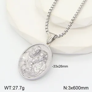 Vue détaillée du collier pendentif religieux en acier inoxydable avec portrait ovale en relief 3D.