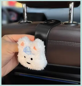 Schattige autostoel hoofdsteun haak met pluche witte puppy, multifunctionele auto hanger tas.