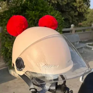 Motorradhelm mit süßen roten Plüschohren und klarem Visier, ideal für E-Bikes und Wintersport.
