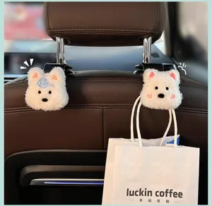 Schattige auto hoofdsteun haken pluche witte hond stoel organizer detail weergave.