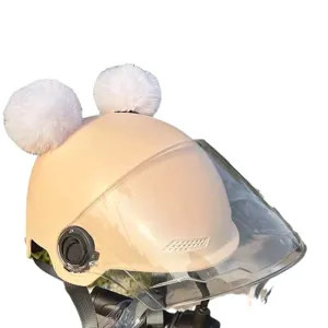 Beiges Motorradhelm mit flauschigen weissen Pompom Ohren und klarem Visier, Ansicht.