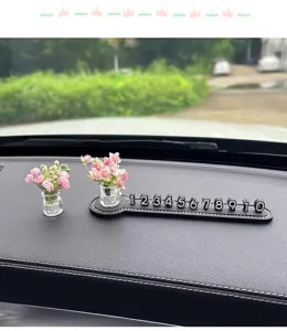 Auto temporäres Parknummernschild mit süßem Blumenvasen-Dekor, elegantes Autozubehör.
