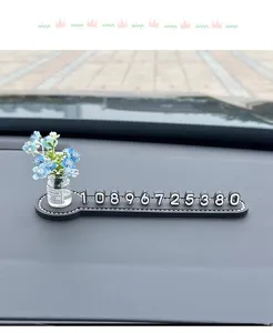 Auto Parknummernschild mit blauer Blumenvasen Armaturenbrett Dekoration fuer Fahrzeuge.