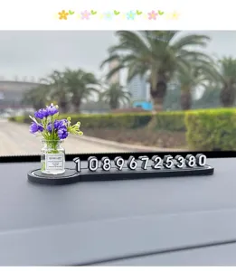 Auto temporäres Parken Nummernschild mit niedlichen Blumenvasen Ornament minimalistisch.
