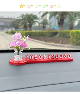 Auto temporäre Parkkarte mit niedlicher Blumenvase Tischornament im roten Farbstil