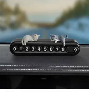 Detalle de tarjeta de estacionamiento temporal de coche gato tierno, placa negra.