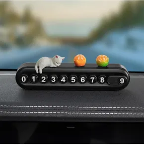 Primer plano detallado de la tarjeta de estacionamiento temporal con gato y fruta bonita.