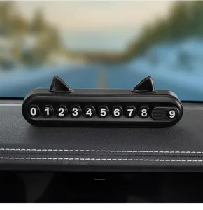 Vista detallada de la tarjeta de estacionamiento de gato con botones numéricos claros.