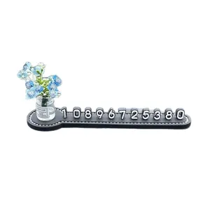 Auto temporäres Parkschild mit blauer Blumenvase Dekoration, schönes Autozubehör.