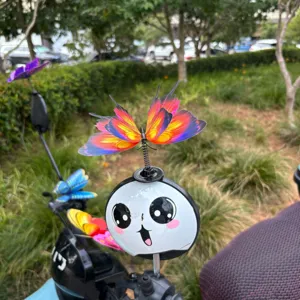 Detalle adorno casco mariposa 3D, decoración colorida de resorte para patinete eléctrico