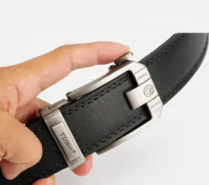 Primer plano de la hebilla metálica automática de un cinturón de cuero negro