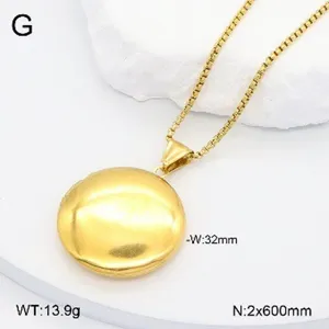 Collier pendentif médaillon rond doré vue détaillée, accessoire de mode en acier inoxydable.
