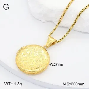 Gros plan détail collier pendentif médaillon en acier inoxydable doré avec motif floral.