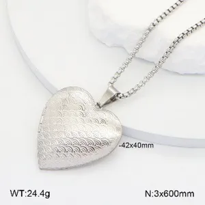 Vue rapprochée du collier médaillon cœur en acier inoxydable avec détails et dimensions.
