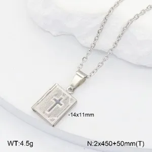 Collier pendentif médaillon livre croix en acier inoxydable détail avec chaîne élégante.