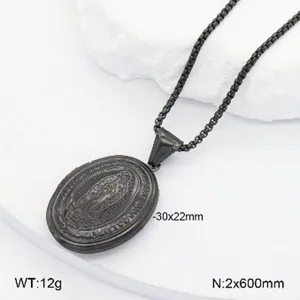 Vue rapprochée du collier pendentif ovale en acier inoxydable noir gravure religieuse.