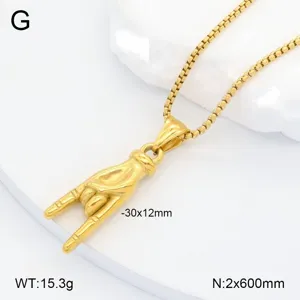 Vue rapprochée du collier pendentif geste rock en acier inoxydable doré, finition brillante.
