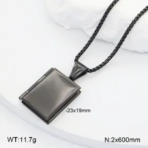 Gros plan détaillé du collier pendentif médaillon livre en acier inoxydable noir avec dimensions.