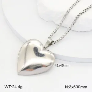 Collier pendentif médaillon cœur en acier inoxydable, vue de détail avec spécifications.