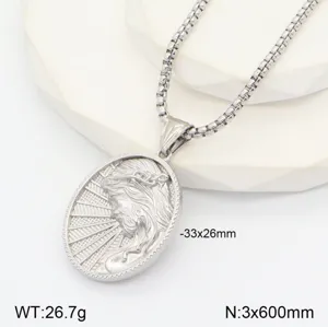 Gros plan sur le pendentif en acier inoxydable avec motif religieux en relief et détails fins.