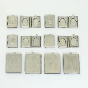 Pendentif médaillon livre en acier inoxydable avec motifs gaufrés 3D style rétro.