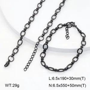 Gros plan détaillé du set de colliers et bracelets en acier inoxydable noir avec maillons en 8.