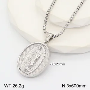 Vue de détail d'un collier pendentif médaillon Vierge Marie en acier inoxydable avec texture 3D.