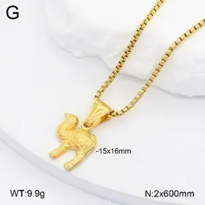 Collier pendentif chameau en acier inoxydable doré avec chaîne bijoux de mode vue détail.
