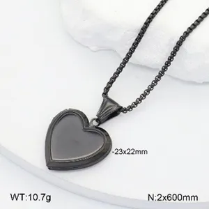 Vue détaillée de collier pendentif médaillon cœur noir, bijoux en acier inoxydable.