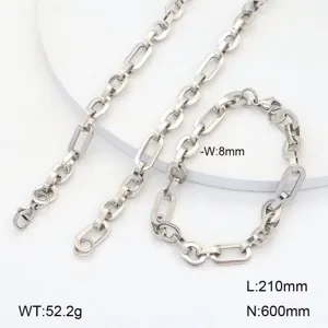 Vue de détail rapprochée du collier et du bracelet de chaîne géométrique en acier.
