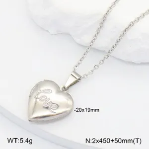 Collier pendentif médaillon cœur en acier inoxydable avec texte gravé, vue détaillée finition lisse.