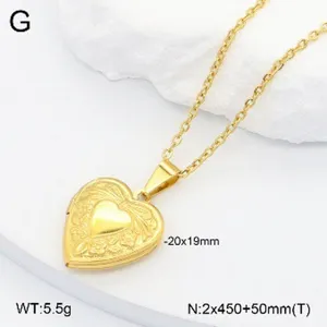 Gros plan détaillé du collier pendentif médaillon cœur doré en acier inoxydable fin.