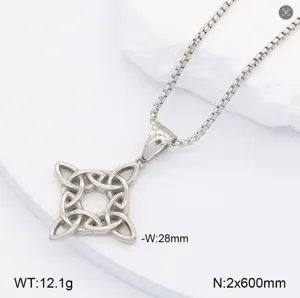Vue détail du collier pendentif nœud celtique en acier inoxydable, 28mm de large.