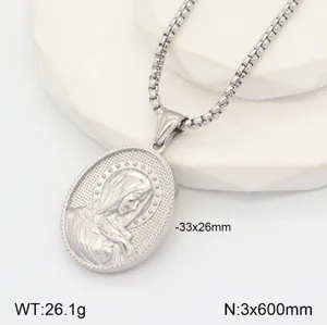 Vue détaillée du collier pendentif 3D en acier inoxydable portrait vintage.