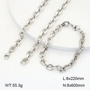 Détail de collier et bracelet de chaîne géométrique en acier inoxydable avec maillons de 8 mm.