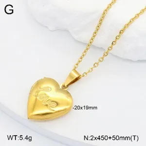 Collier pendentif médaillon cœur en acier inoxydable doré vue détaillée gravure.