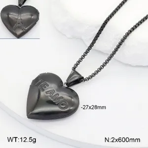 Collier pendentif médaillon cœur en acier inoxydable, finition noire, taille 27x28mm, poids 12.5g.