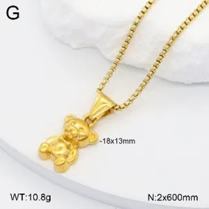 Gros plan détaillé du collier pendentif ours en acier inoxydable doré à finition brillante.